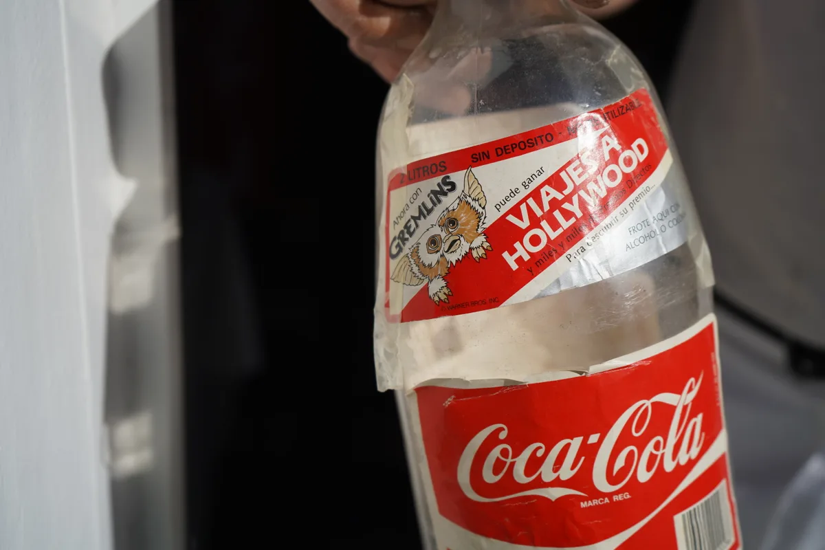 Man sieht Daniel Jaussi und seine Coca-Cola Sammlung.